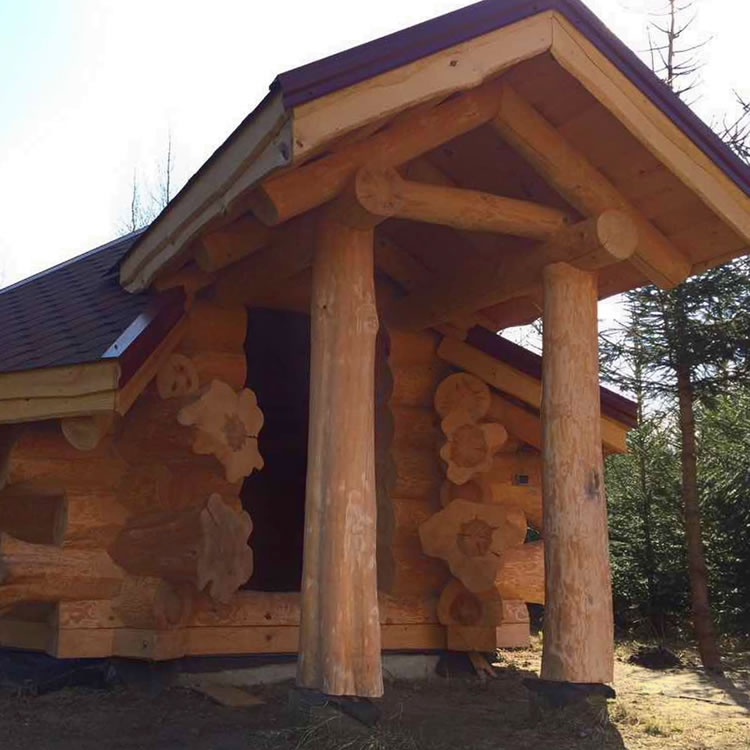 kleine Jagdhütte Blockhütte mit Vordach