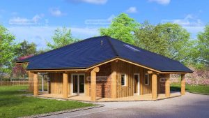 Post & Beam Blockhaus Modell Potsdam in moderner Post-and-Beam-Bauweise, Vorderansicht mit Fassadenmix aus rotem Klinker und vertikalen Holzpanelen, große überdachte Terrasse mit Rundholzbalken, markanter Dachüberstand, zahlreiche Fenster und Glastüren, Dachfenster, gepflegtes Grundstück mit Rasen und Garten, ländliche Umgebung mit Bäumen.