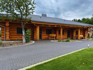 Außenansicht eines Naturstamm-Doppelferienhauses am Bodensee