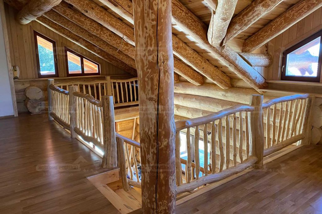 Galerie im Dachgeschoss eines Naturstammhauses Lavanda mit rustikalem Holzgeländer und Balkenkonstruktion