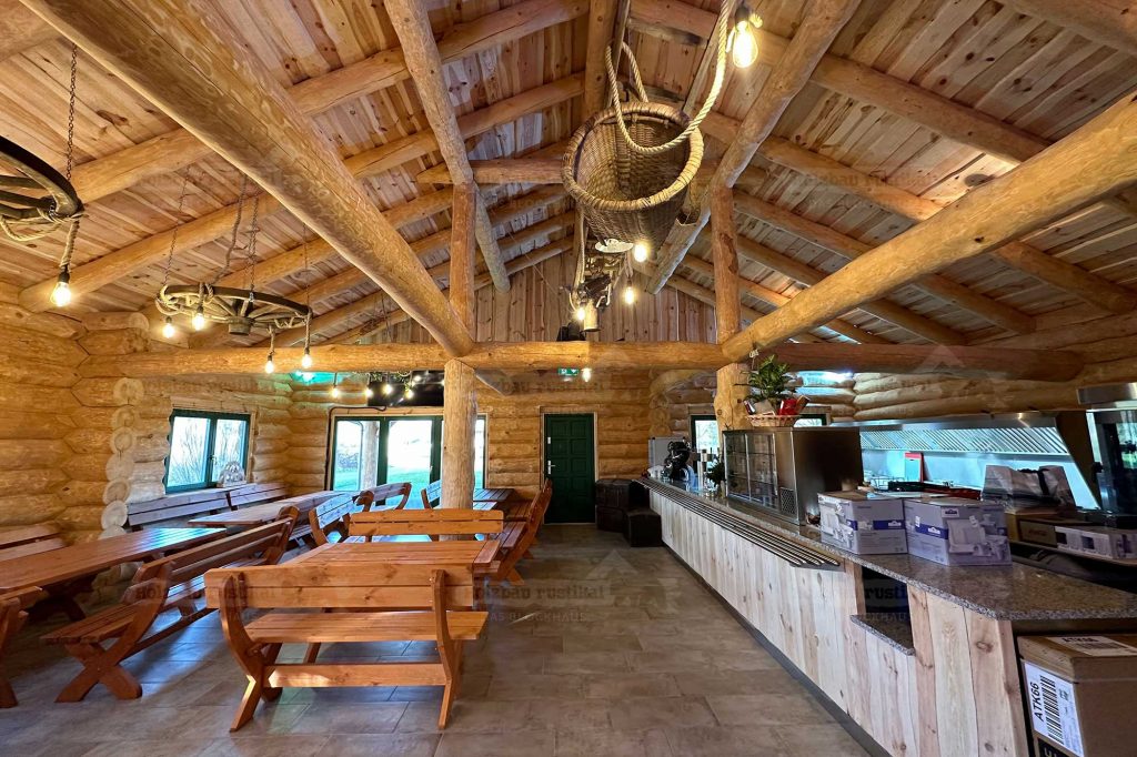 Gastraum im Naturstammhaus See Café mit sichtbaren Holzbalken