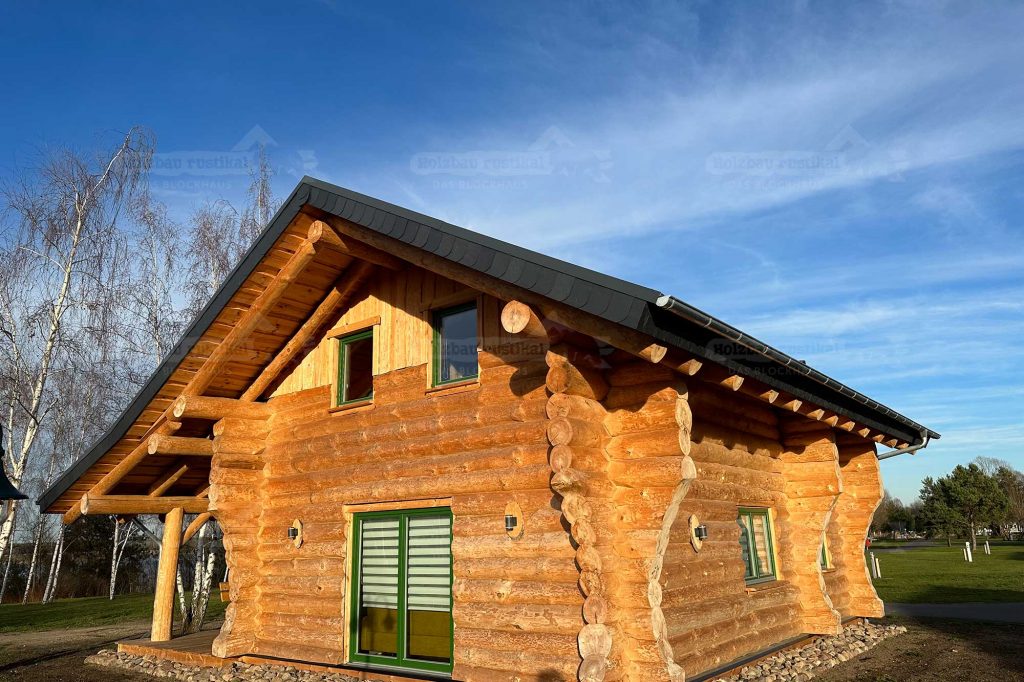 Hinteransicht eines Naturstammhauses im Spreewald mit Holzfassade und überdachtem Eingang