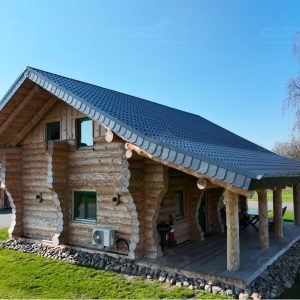 Terrasse am Naturstammhaus Spreewald mit massiven Holzstützen