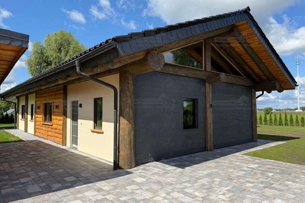 Rechte Seitenansicht des Post-and-Beam Hauses Hamburg mit Holzverkleidung, Putzflächen und sichtbarer Holzkonstruktion