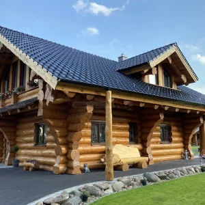 Seitliche Außenansicht Naturstammhaus Montreal mit rustikaler Blockbohlenbauweise