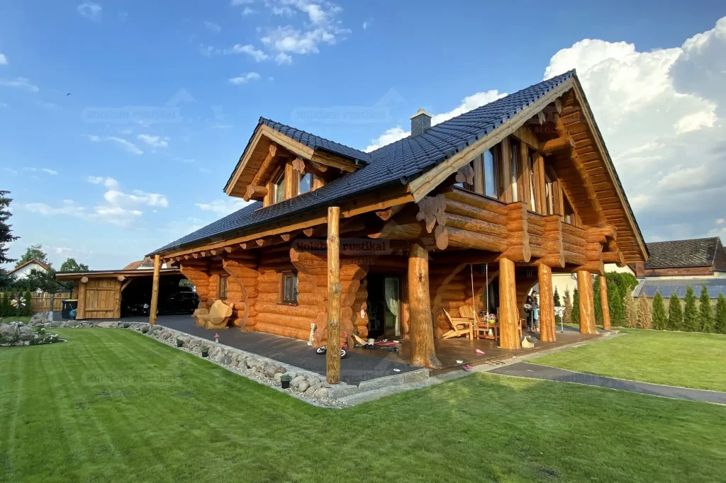 Terrasse am Naturstammhaus Montreal mit massiven Holzstützen und Blockbohlenbauweise