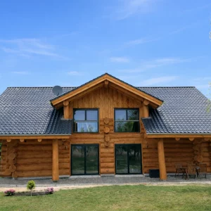 Frontansicht des Naturstammhauses Uckermark mit Giebelfenster und überdachter Terrasse