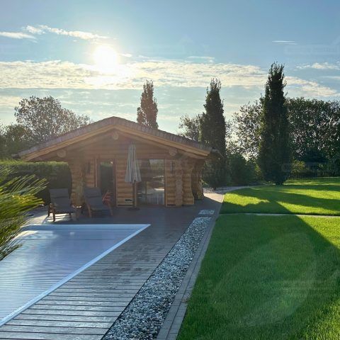 Blockhaus-Sauna-von-vorn-mit-Pool