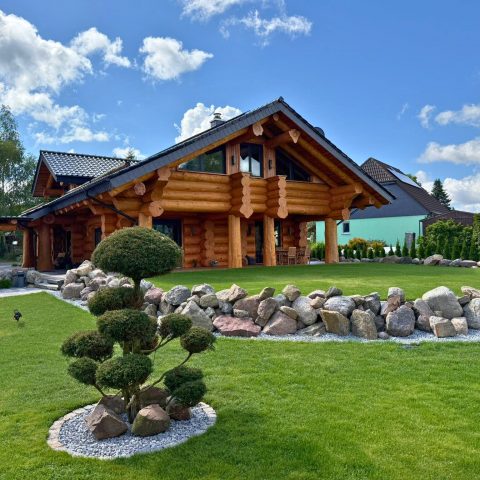 Musterhaus-Kanada-mit-Baum-Mai-2025.jpg