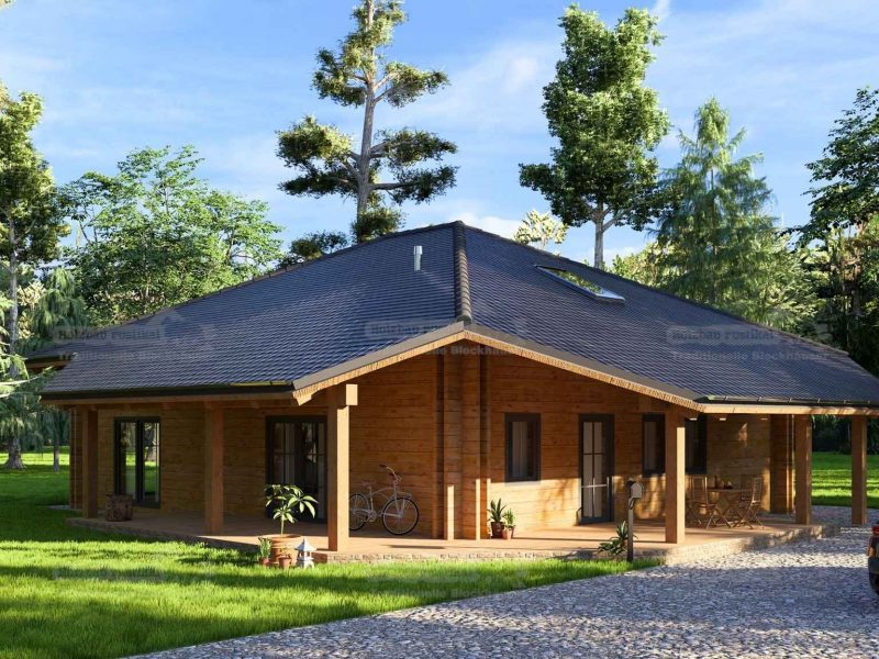 Modernes Blockbohlenhaus mit großem Walmdach und umlaufender Veranda, umgeben von viel Grün und Bäumen.