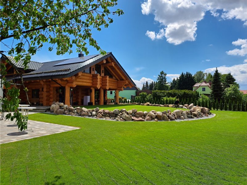 Seitliche Ansicht des Musterhauses Naturstammhaus Kanada von Holzbau Rustikal