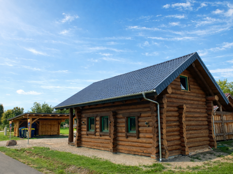 naturstammhaus-ottawa-kompaktes-blockhaus-aussenansicht