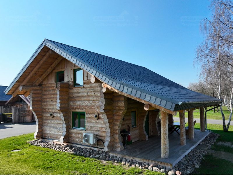 Terrasse am Naturstammhaus Spreewald mit massiven Holzstützen