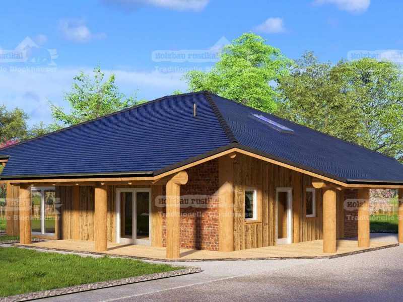 Post & Beam Blockhaus Modell Potsdam in moderner Post-and-Beam-Bauweise, Vorderansicht mit Fassadenmix aus rotem Klinker und vertikalen Holzpanelen, große überdachte Terrasse mit Rundholzbalken, markanter Dachüberstand, zahlreiche Fenster und Glastüren, Dachfenster, gepflegtes Grundstück mit Rasen und Garten, ländliche Umgebung mit Bäumen.